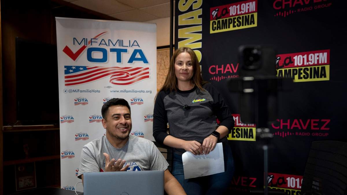 Michael Ruiz y Marisol Moraga participan en un evento en La Campesina, una cadena de radio en español en Phoenix, Arizona