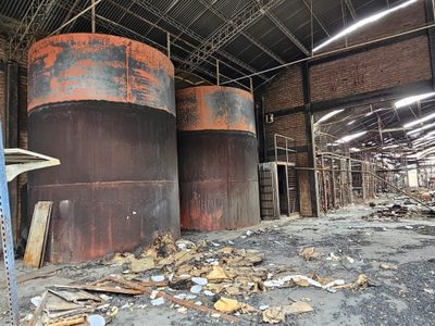 Comenzó la demolición del paredón y la Escuela 207 reabrirá con obras finalizadas tras el receso