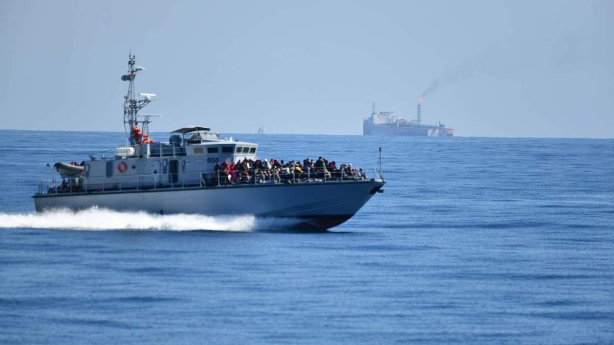 Guardacostas libios trasladan a migrantes interceptados cuando salían de Libia