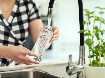 El arroz con gorgojo no se tira: mirá cómo podés limpiar tus botellas de cristal sin arruinarlas
