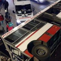 Impactante: un colectivo perdió el control y cayó al vacío en la General Paz