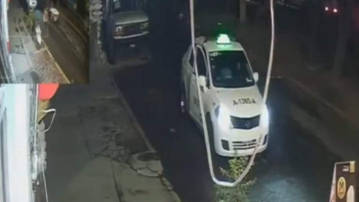 El taxi tras ser empujado por policías a territorio de Naucalpan