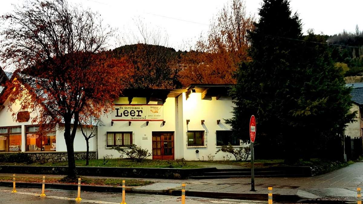 Biblioteca Popular 9 de Julio de San Martín de Los Andes. Fuente: (Facebook)