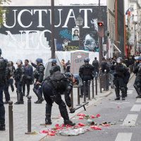 Incendian patrulla por represión policiaca en Francia