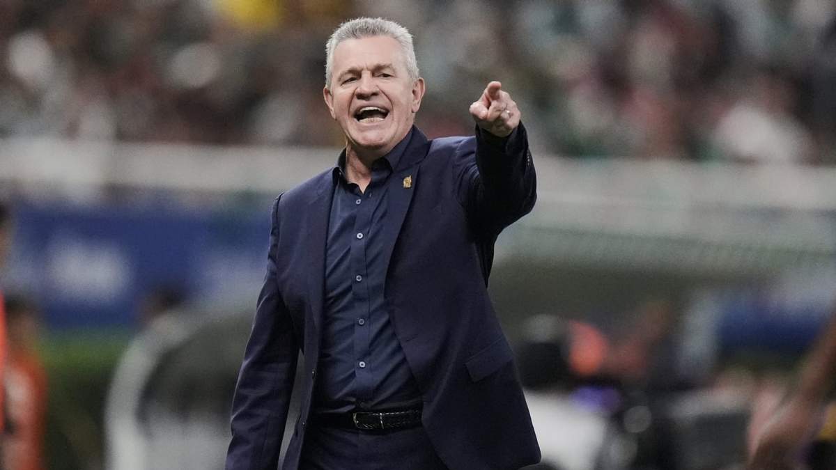 El técnico de México Javier Aguirre dando instrucciones durante un partido amistoso contra Ecuador, el martes 14 de octubre de 2025, en Guadalajara