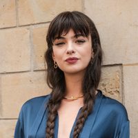 El flequillo retro que redefine la temporada y vuelve a instalarse con aire bohemio y chic