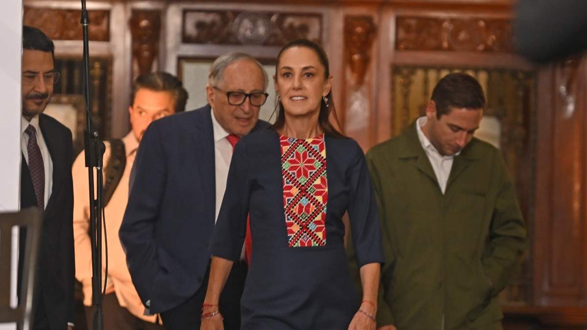 La presidenta Claudia Sheinbaum al llegar a la conferencia mañanera