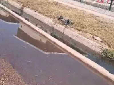 Duró poco el "maquillaje" en Las Heras: acequias desbordadas por líquidos cloacales