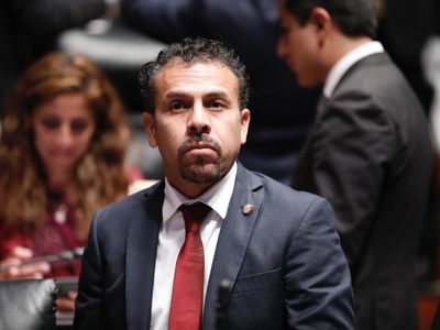 Seis horas de trabajo diario y 15 días de vacaciones, la propuesta de un senador de Morena