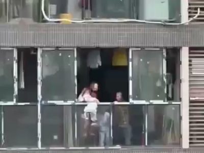 Mujer arroja a su hijo de tres años desde el piso 22 de un edificio (Video)