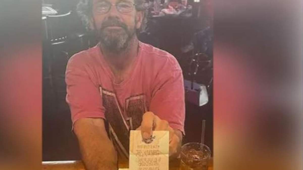 Gregory Jarvis, de 57 años, muestra el boleto ganador de la lotería