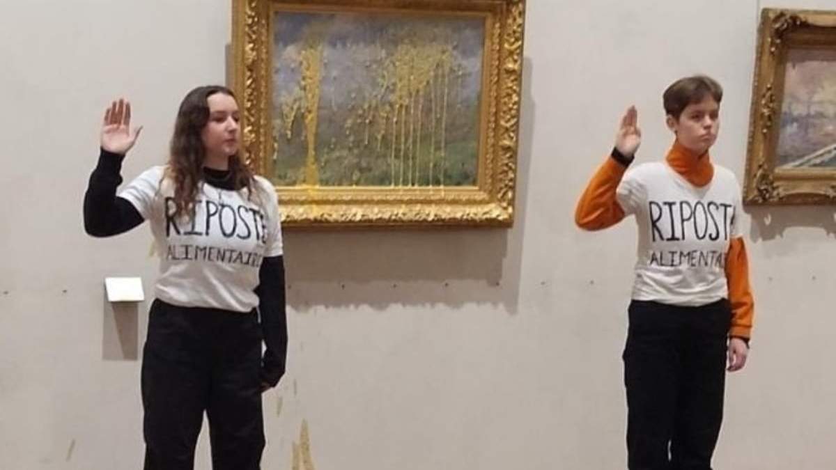 Las activistas tras lanzar sopa al cuadro "La Primavera", de Claude Monet