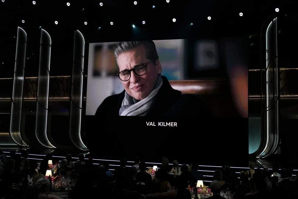 Una imagen de Val Kilmer se ve durante el homenaje póstumo en la 32.ª edición de los Premios de Actores, el domingo 1 de marzo de 2026, en el Shrine Auditorium and Expo Hall de Los Ángeles.