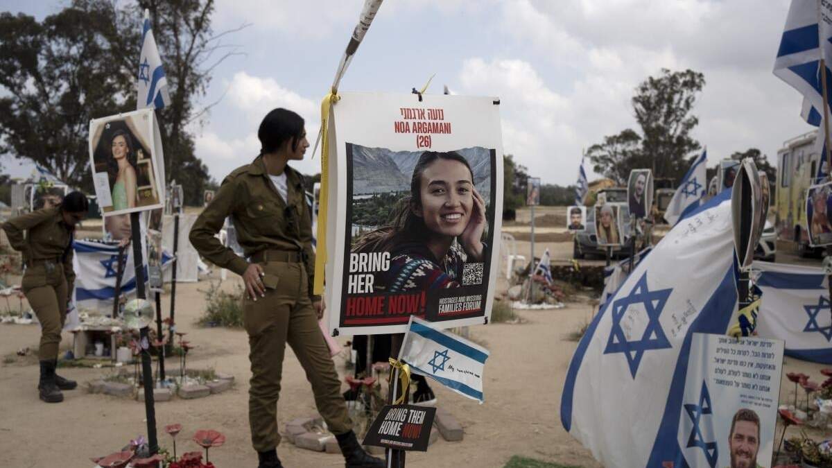 Carteles con las fotos algunos de los rehenes que murieron o siguen en manos de Hamás tras el asalto del grupo armado en Israel en octubre, en el Re'im, sur de Israel