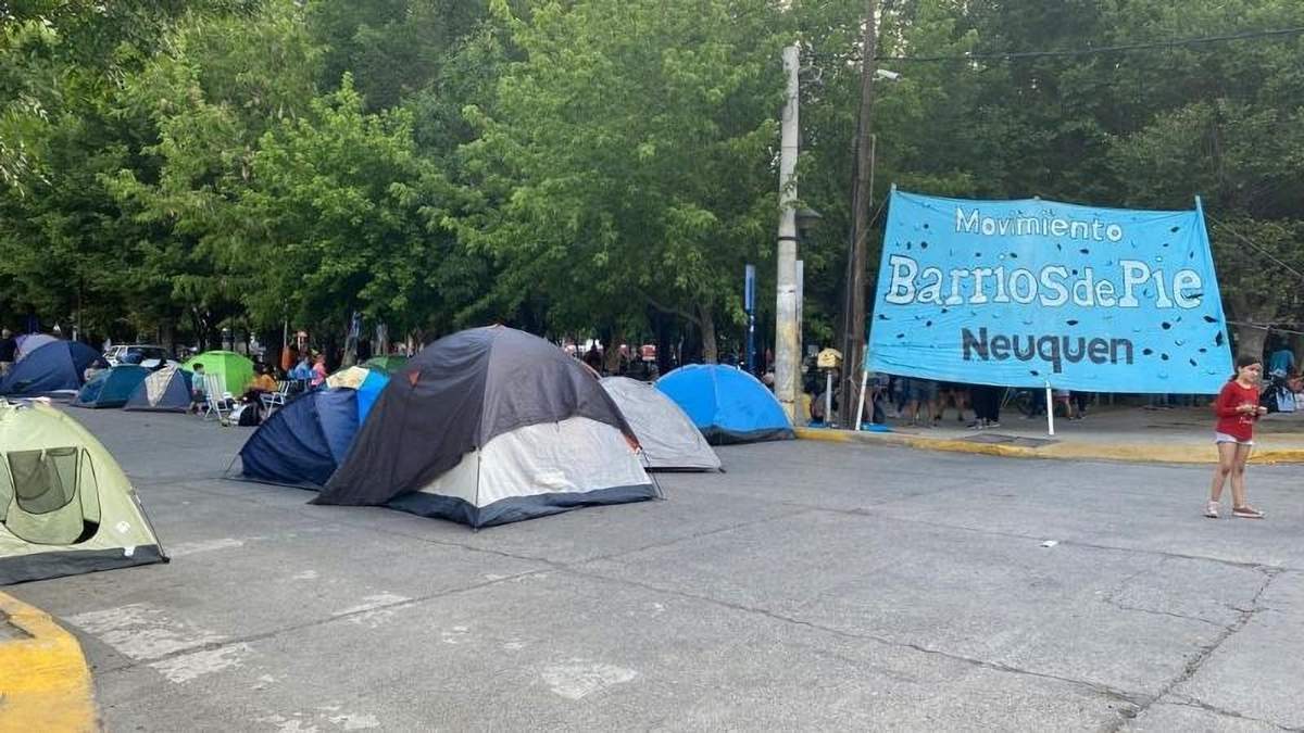 Acampe de Barrios de Pie en Neuquén Capital. Fuente: (Twitter)