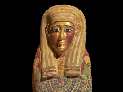 Encontraron una momia cubierta en oro en Egipto