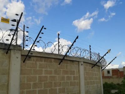 Un hombre murió electrocutado al tomar contacto con un alambrado de púas energizado en una medianera en Neuquén capital