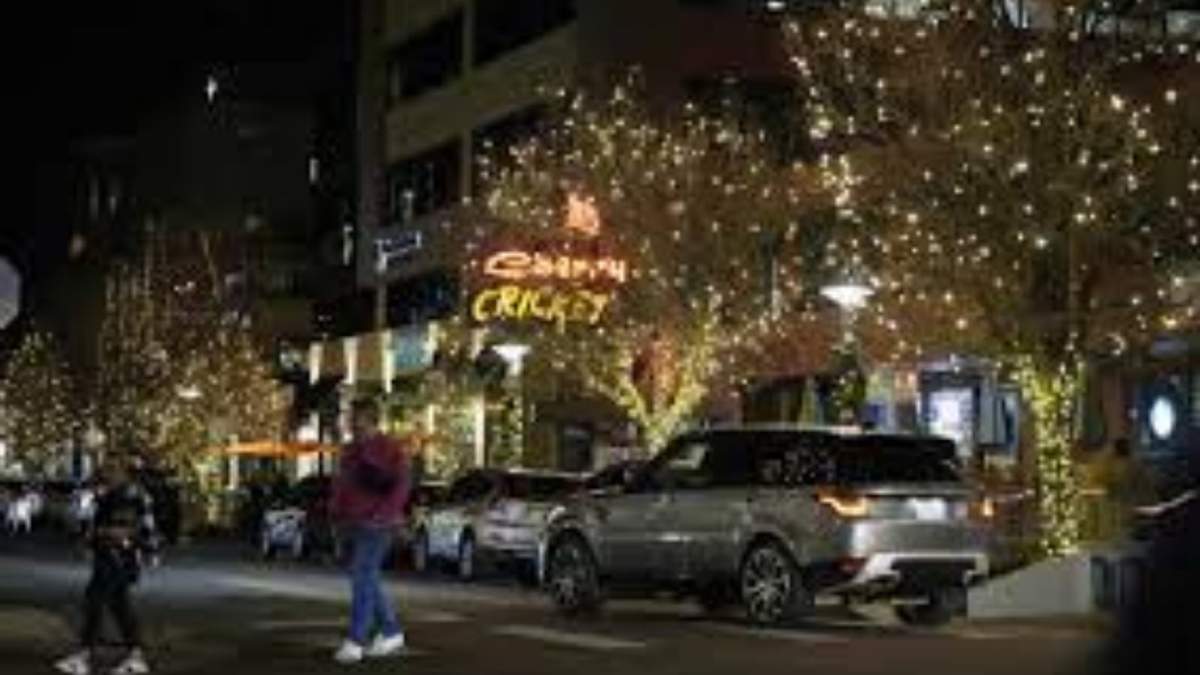 Compras navideñas en una avenida en el distrito comercial Cherry Creek North, Denver