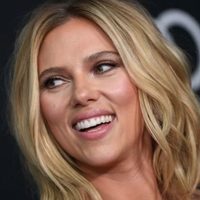 ¡Demasiado! Scarlett Johansson alardeó de sus encantos con un escotazo mortal ¿Se las operó?
