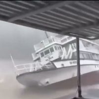 Vuelca un barco turístico con más de 50 personas a bordo; hay al menos 34 muertos (Video)