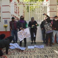 Mujeres pintan sede de Morena para exigir el retiro de la candidatura de Salgado Macedonio