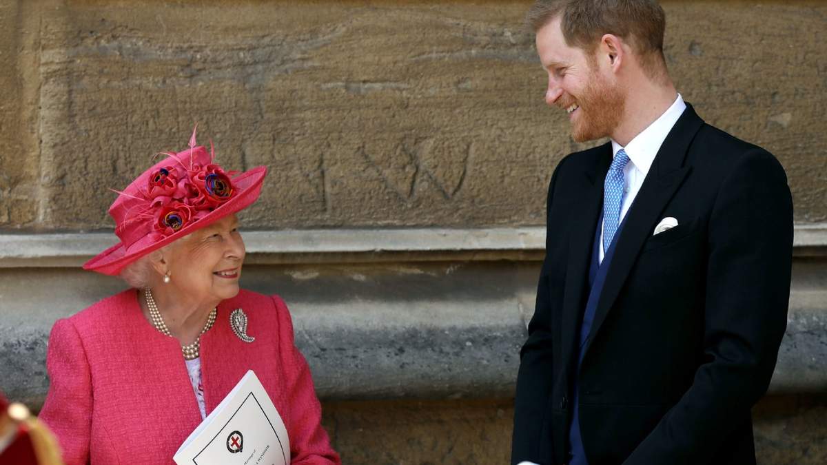 La reina Isabel II y Harry. Fuente: (Instagram)