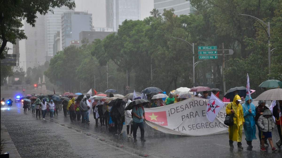 Bajo una intensa lluvia, familiares de los 43 normalistas desaparecidos marcharon en demanda de justicia