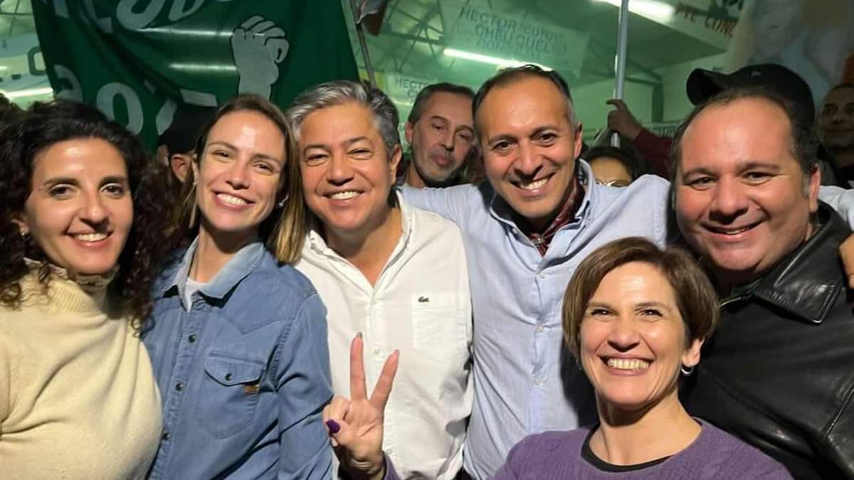 Ana Servidio, Tanya Bertoldi, Rolando Figueroa, Marcelo Zúñiga y Lorena Barabini posan para la foto.  Fuente: (Twitter)