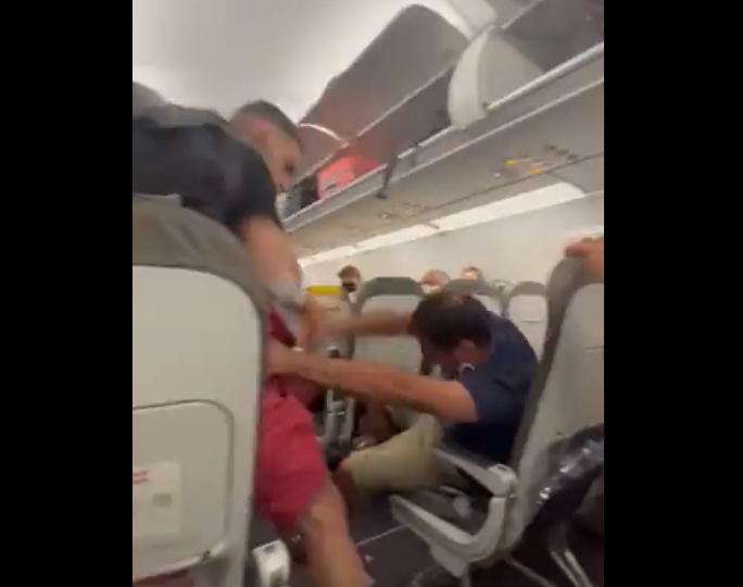 Pelea de pasajeros en un avión de la aerolínea Vueling