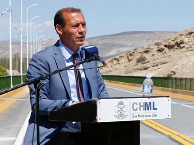 Chos Malal: el gobernador Omar Gutiérrez inauguró el puente sobre el río Curí Leuvu