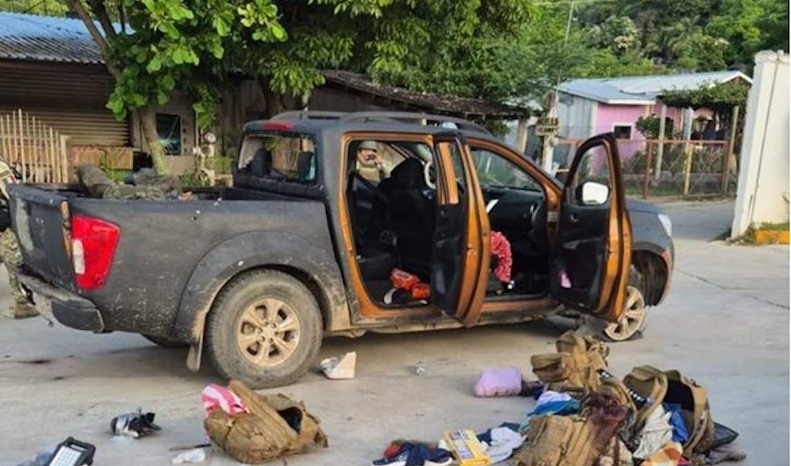Vehículo y material decomisado en Tecpan