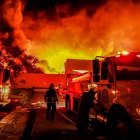 Se incendia una fábrica de cosméticos en zona industrial de Morelos