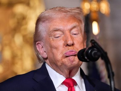 En medio de la indignación, Trump elimina un video racista que denigra a los Obama