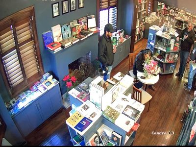 Clausuran librería del exgobernador Javier Corral recién inaugurada en Chihuahua