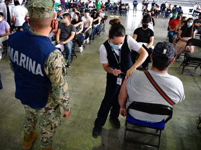 Harán ajustes en centros de vacunación de la CDMX ante largas filas