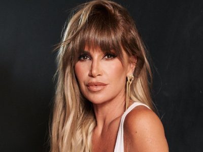 Como diosa griega: Flor Peña modeló un microbikini dorado para una producción