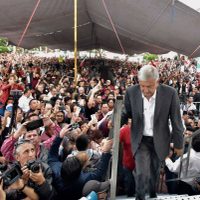 AMLO exhibe escrituras de 'depas”; Meade 'está muy nervioso, lo comprendo”, revira