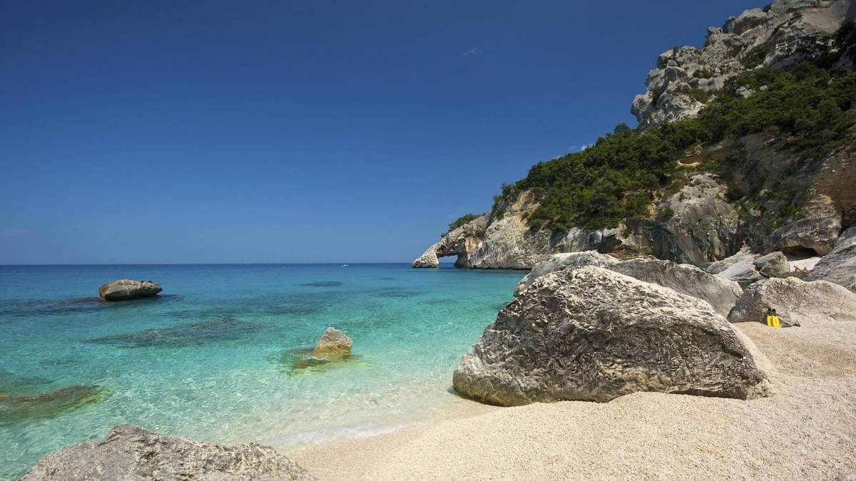 Playa en la isla de Cerdeña. Fuente: (Twitter)