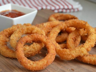 Aros de cebolla crujientes y bien económicos: anotá esta receta deliciosa para disfrutar con el partido de la selección