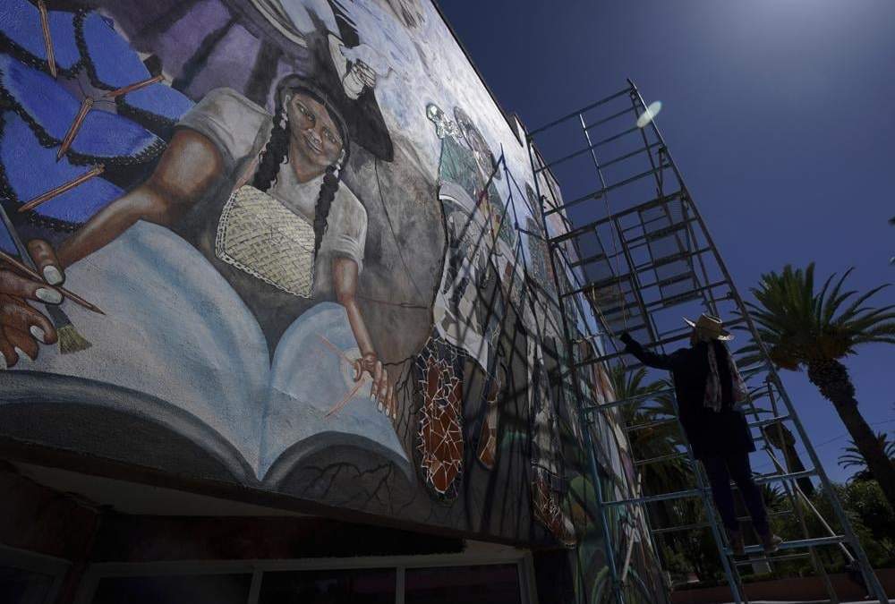 Muralista mexicana Yanet Calderón pinta un edificio municipal en San Salvador, México