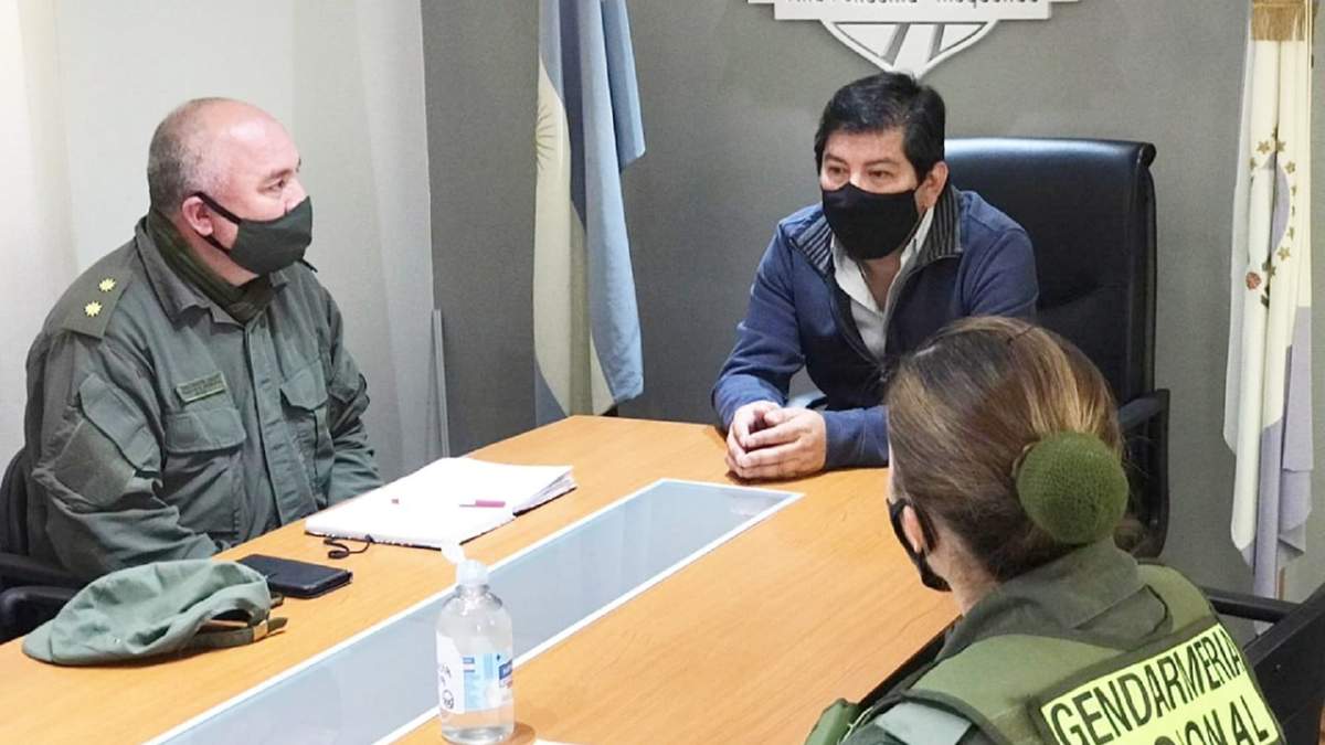 El intendente de Villa Pehuenia recibió a los jefes de Gendarmería en su despacho. Fuente: (Twitter).