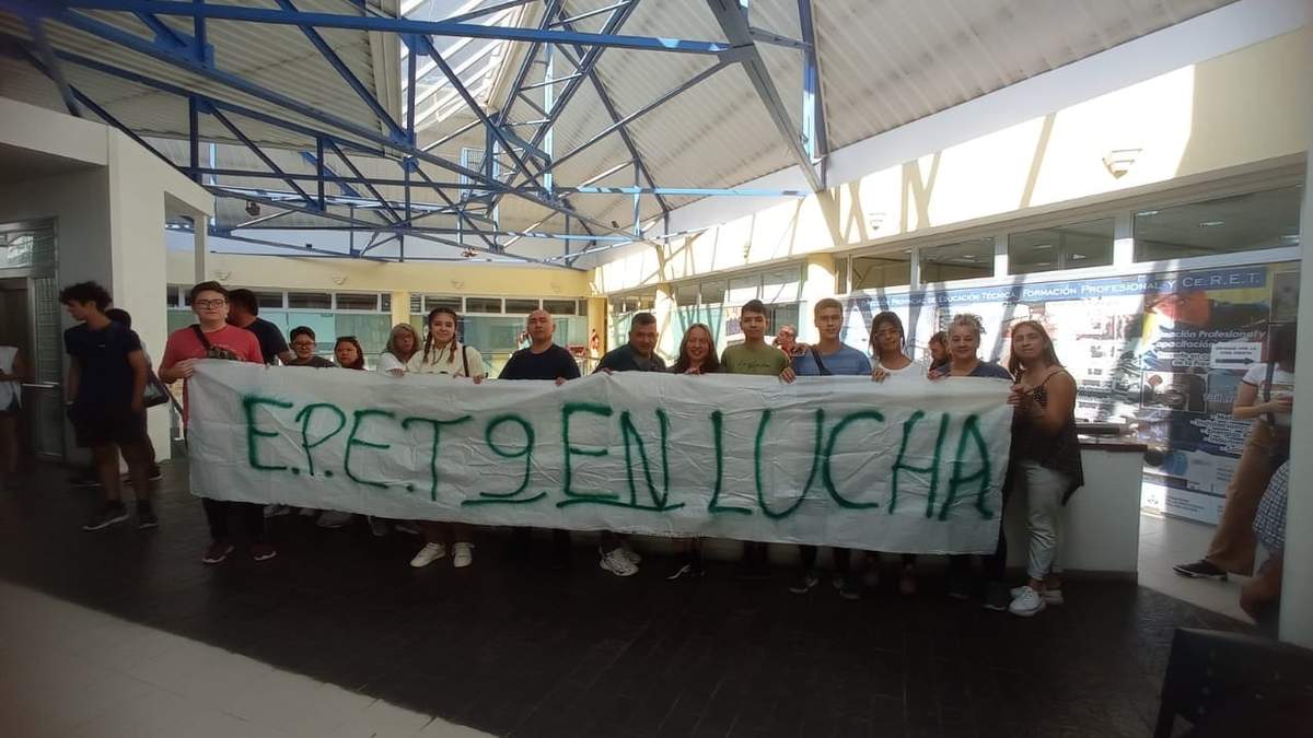 Reclamo de la comunidad educativa de la EPET 9. Fuente: (Facebook)