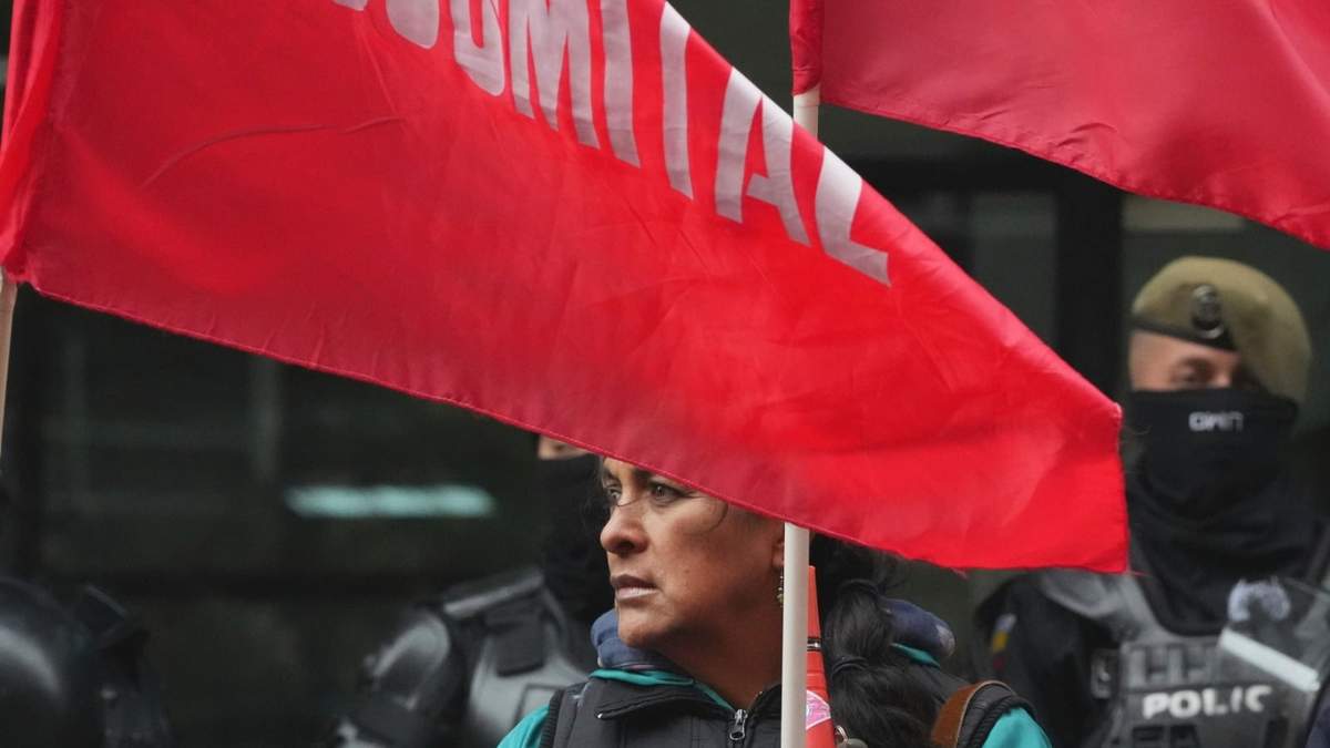 Un manifestante participa en una protesta contra el gobierno por la adjudicación a un consorcio chino-canadiense del campo petrolero más grande del país, en Quito, Ecuador, el martes 11 de marzo de 2025