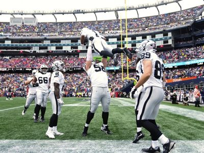 Geno Smith lanza 362 yardas y un TD en su debut con los Raiders para derrotar 20-13 a los Patriots