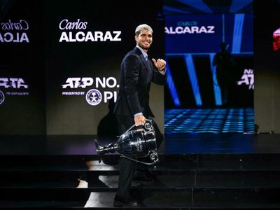 Alcaraz recibe el trofeo como número 1 del 2025: "Es algo para lo que estoy trabajando muy duro"