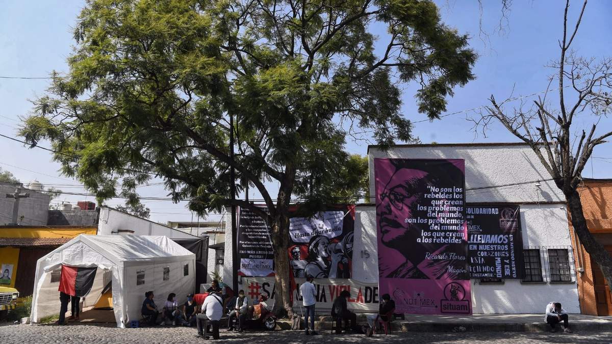Campamento de trabajadores frente a la sede alterna de Notimex