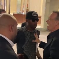 Tom Hanks enfurece con fans que empujaron a su esposa (Video)