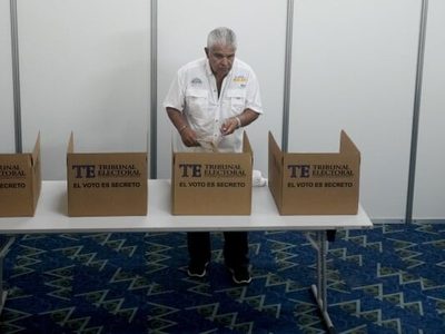 Panamá vota en elecciones en las que el sustituto del expresidente Martinelli llega como favorito