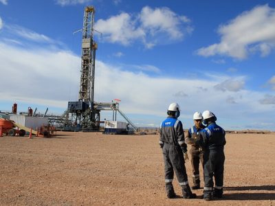 YPF logró resultados históricos y fortalece su apuesta por Vaca Muerta y el LNG