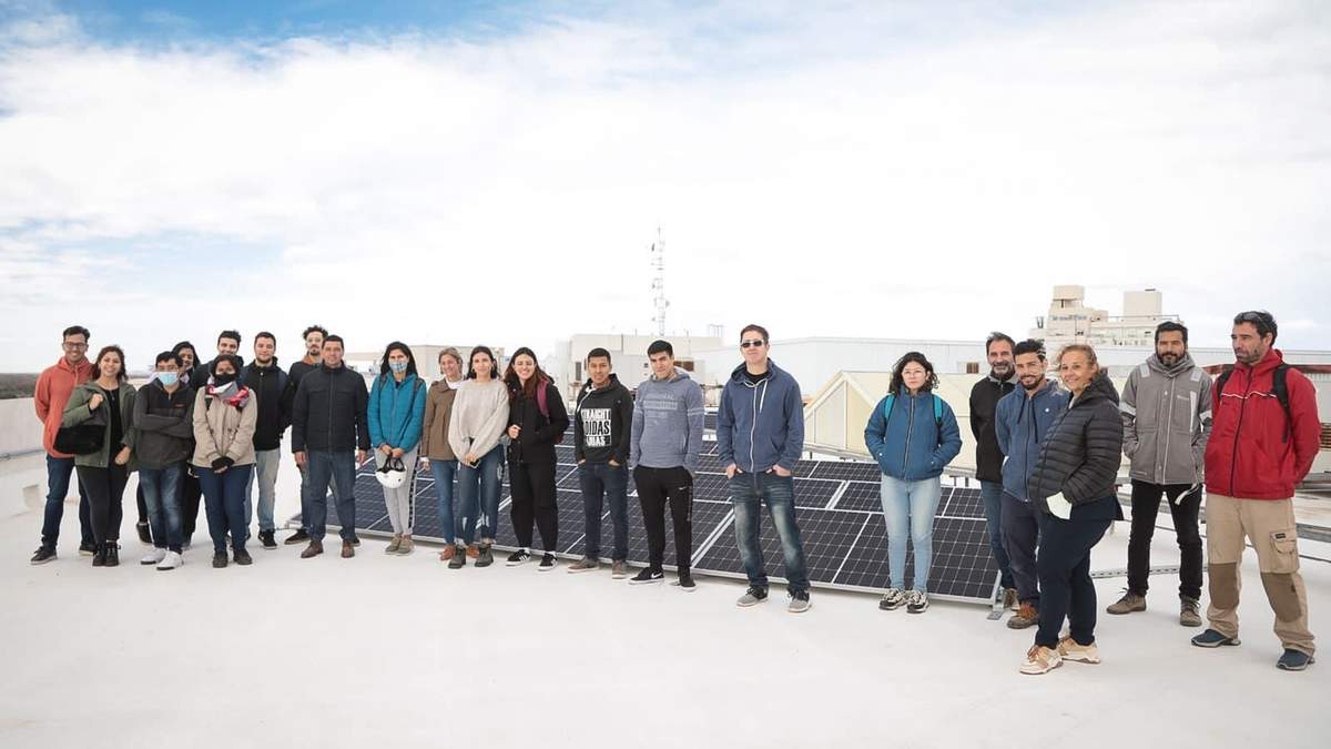 Estudiantes de Ingeniería de la UNCo recorren los paneles solares de la Legislatura de Neuquén. Fuente: (Twitter)